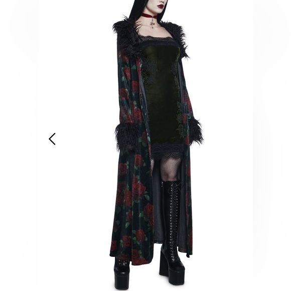 🍀sold🍀NWT - Dolls Kill Widow - Velvet Rose Duster with Faux Fur - Picture 3 of 12